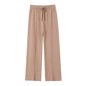 Détail de la taille élastique côtelée avec cordon de serrage sur ce pantalon en maille