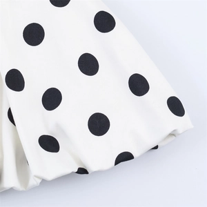 Vue macro détaillée montrant la texture du tissu tissé à pois noirs et blancs de qualité