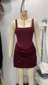 Vue détaillée de la robe moulante à paillettes bordeaux avec décolleté carré élégant