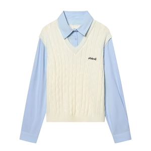 Chemise bleu ciel avec pull sans manches en maille torsadée crème et broderie Nature