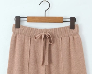 Détail de la taille haute élastique et du cordon de serrage sur le pantalon en maille