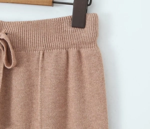 Détail de pantalon en tricot avec taille élastique côtelée et cordon de serrage tissé