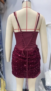 Détail du dos d'une robe à paillettes bordeaux avec un design croisé à lacets ajustable