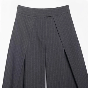 Pantalon gris foncé à fines rayures pour femme, taille haute avec plis et coupe fluide