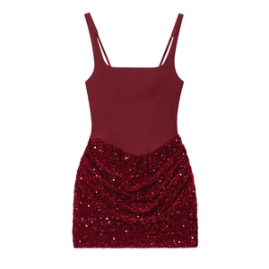 Détail d'une robe corset à paillettes bordeaux avec fines bretelles et fronces