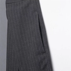 Pantalon rayé gris foncé pour femme avec poches latérales et finitions de haute qualité