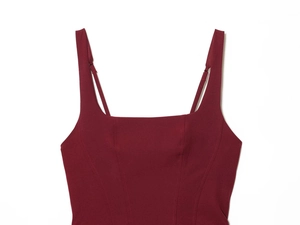 Détail top bordeaux avec col carré, doubles bretelles et coutures style corset ajusté