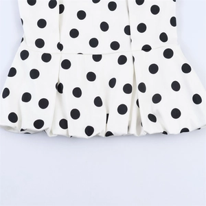 Haut à pois pour femme avec base blanche, pois noirs et détails de volants élégants