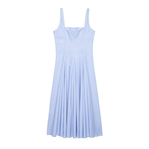 Abito midi smanicato azzurro con scollo a cuore e fondo svasato a onde eleganti