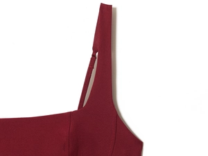 Détail du col carré et des bretelles plates sur une robe moulante couleur bordeaux