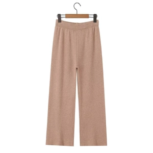 Détail de la taille haute élastique côtelée sur un pantalon en maille beige à jambe large