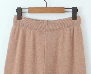 Détail de la taille élastique en tricot côtelé sur un pantalon en cachemire camel