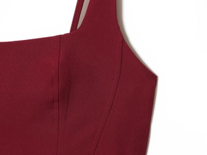 Détail de robe bordeaux avec encolure carrée et surpiqûres verticales professionnelles