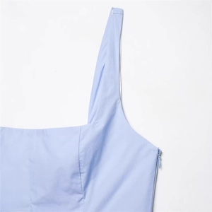 Abito azzurro con scollo a quadrato, cerniera invisibile laterale e spalline minimaliste