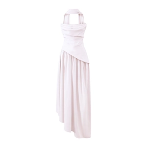 Détail d'une robe licou crème en satin avec col drapé élégant et finition soyeuse chic