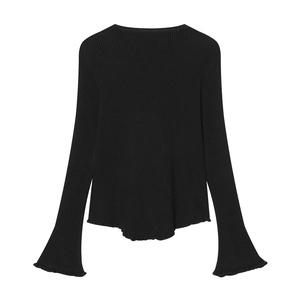 Dettaglio del cardigan nero in maglia a coste con ampie maniche a campana e bordi rifiniti