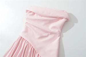 Détail de la robe bustier rose clair montrant l'encolure pliée et la taille plissée