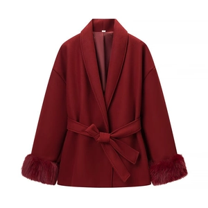 Détail d'un manteau en laine bordeaux avec col en fausse fourrure et ceinture à nouer