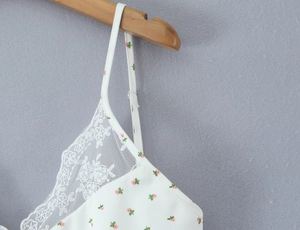 Détails de l'imprimé floral avec bordure en dentelle blanche sur une robe d'été à bretelles