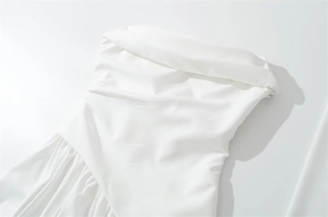 Détail de la robe bustier blanche avec plis 3D et fermeture éclair latérale invisible