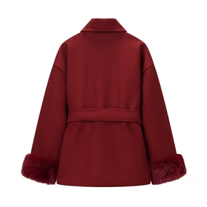 Détail du dos d'un manteau en laine rouge foncé avec poignets en fausse fourrure
