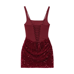 Détail du dos d'une robe moulante bordeaux à paillettes avec des bretelles à lacets réglables
