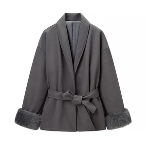 Détail du manteau en laine gris foncé avec poignets en fourrure et ceinture assortie