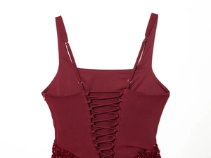 Détail du dos de robe bordeaux à paillettes avec bretelles croisées et zip invisible