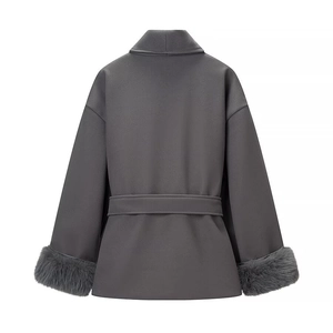 Vue arrière d'un manteau en laine gris avec poignets en fourrure et ceinture assortie