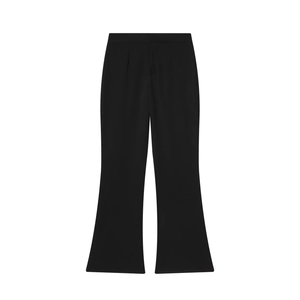 Detailansicht der schwarzen Schlaghose mit hoher Taille und elegantem, schmalem Schnitt
