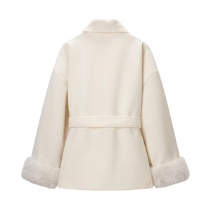 Vue détaillée du dos d'un manteau d'hiver avec ceinture et poignets en fausse fourrure
