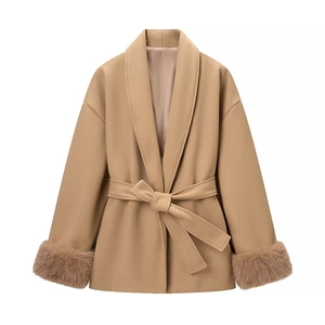 Détail du manteau en laine beige avec poignets en fausse fourrure et ceinture à nouer