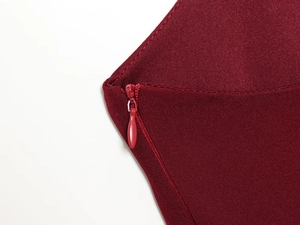Détail de la robe à paillettes bordeaux avec fermeture éclair invisible et coutures fines