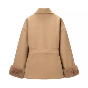 Détail du dos du manteau en laine camel avec poignets en fourrure et ceinture assortie
