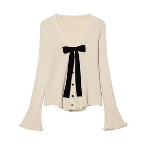 Cardigan beige da donna con scollo a V, grande fiocco nero e bottoni a cuore