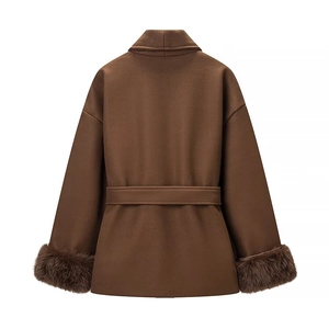 Vue arrière d'un manteau en laine marron foncé avec des poignets en fourrure et une ceinture