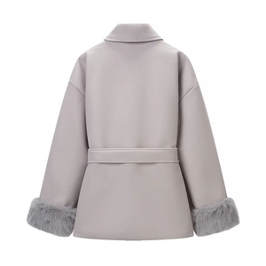 Vue arrière d'un manteau long en laine avec poignets en fausse fourrure et ceinture