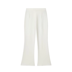 Dettaglio dei pantaloni bianchi a vita alta a zampa con vestibilità aderente elegante