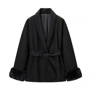 Détail d'un manteau d'hiver noir avec poignets en fourrure et ceinture nouée