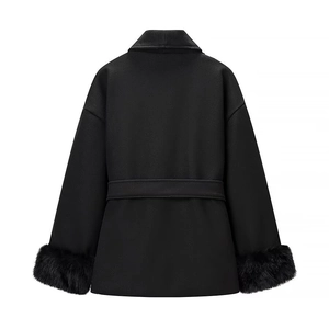 Vue arrière du manteau noir en laine avec ceinture réglable et poignets en fourrure