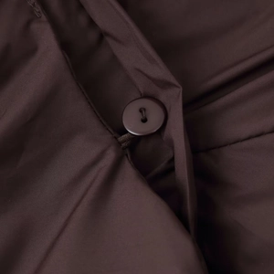 Manteau d'hiver marron foncé avec fermeture à bouton unique et texture de tissu