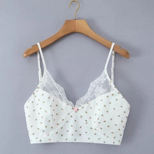 Top caraco à fleurs avec dentelle blanche et petite rose 3D sur cintre en bois