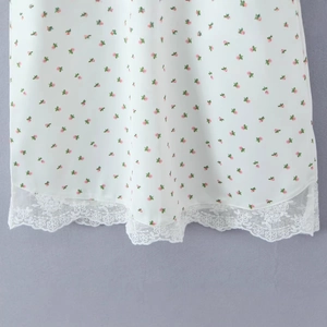 Robe à imprimé floral avec ourlet en dentelle blanche et motifs de fleurs roses en gros plan
