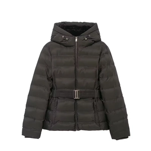 Parka d'hiver noire à capuche pour femme avec ceinture ajustable et coupe ajustée