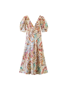Floral print A-line dress with V-neck and puff sleeves for a French elegant summer look