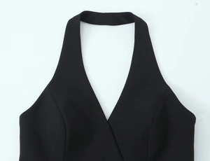 Dettaglio del top nero con scollo a V all'americana e trama in tessuto opaco spesso