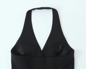 Dettaglio del top nero allacciato al collo con scollo a V profondo e cuciture rifinite
