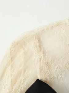 Détails des manches cloche en dentelle élégante avec broderie et tissu noir contrastant