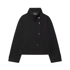 Dettaglio del collo alto e bottoni asimmetrici sul cappotto nero in cashmere