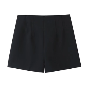 Dettaglio dei pantaloncini neri a vita alta in tessuto sartoriale con pieghe sottili